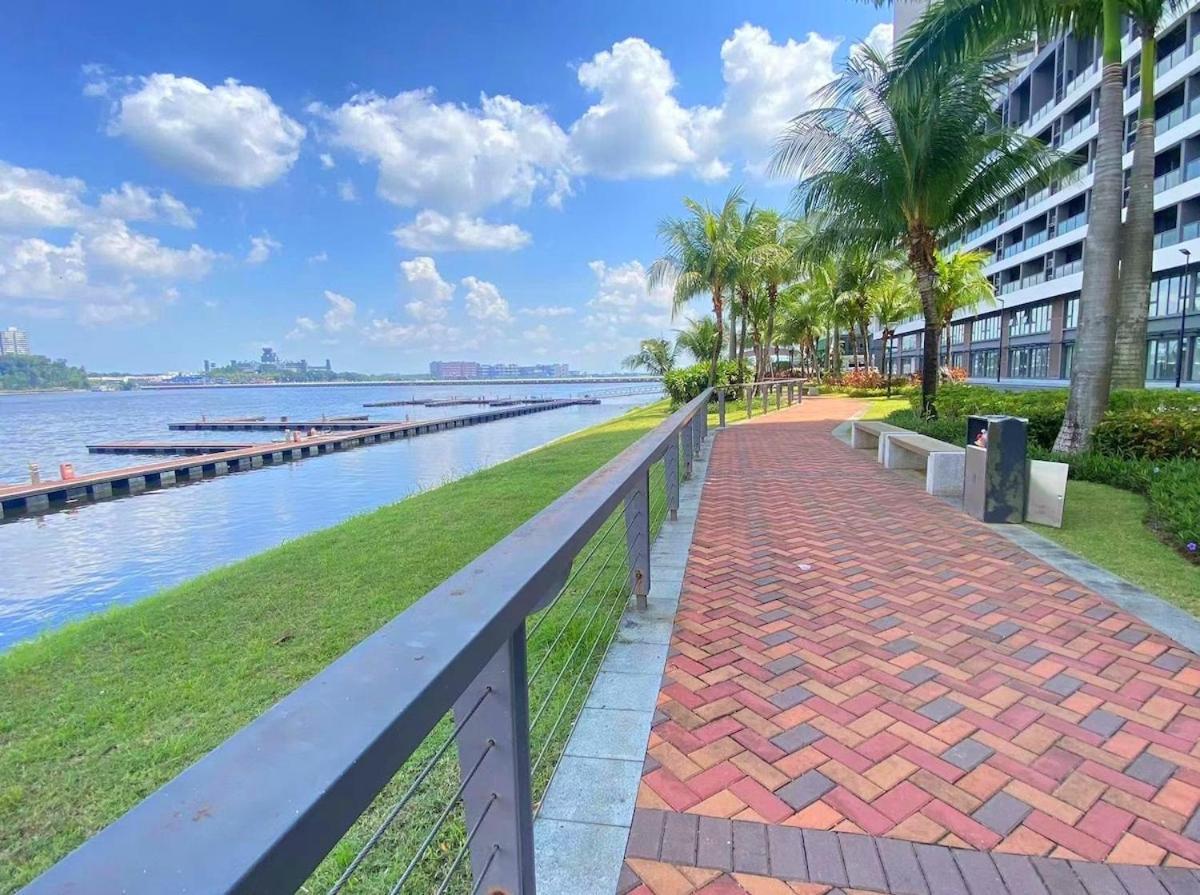 Rnf 2 Bedroom Escape With Netflix Side Sea View Apartemen Johor Bahru